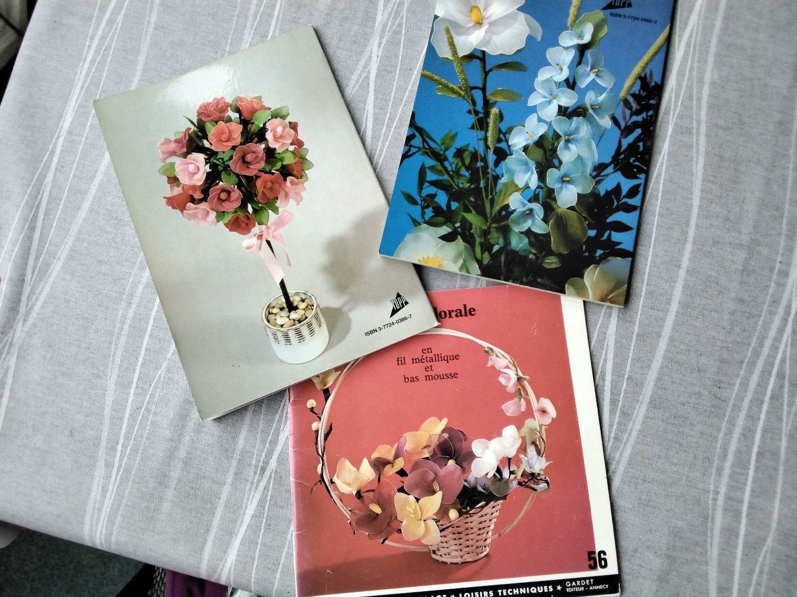 Libri: 3 Bastel Bücher zu Strumpf Blumen – Usato da Biel/Bienne venduto da dasi3 1
