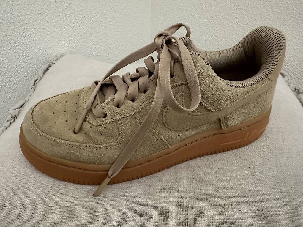 Nike Scarpe da donna: Nike Air Force 1 aus Wildleder "Mushroom " – Usato da Hergiswil NW venduto da Karbi22 1