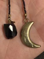 Wunderschöne Halskette mit Mond- und Steinanhänger.