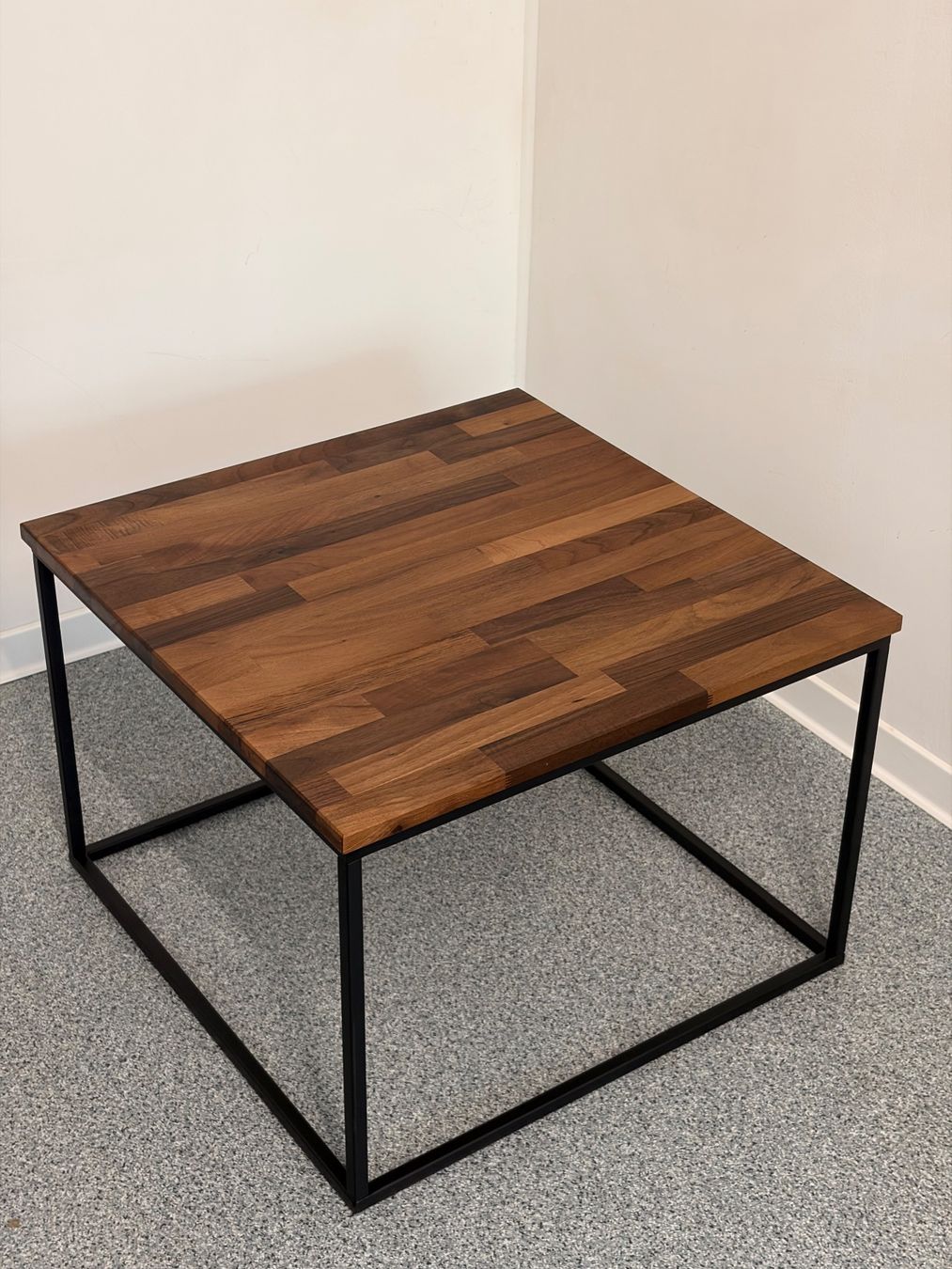 Tavoli: Handgefertigter Couchtisch aus Nussbaumholz – Nuovo (secondo la descrizione) da Winterthur venduto da ABYER
