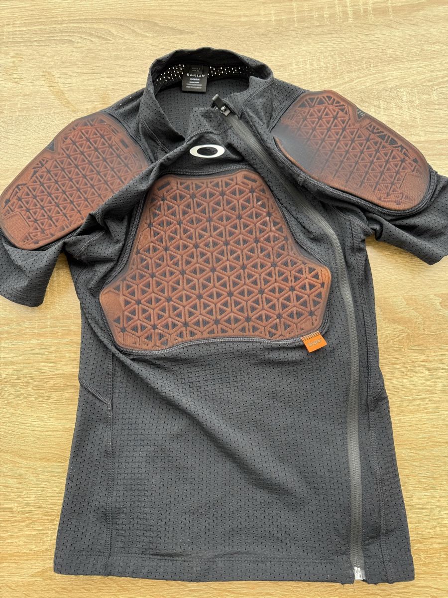 Oakley Protezioni & Imbottiture: Protektorenweste Oakley S – Usato da Täuffelen venduto da Jat03