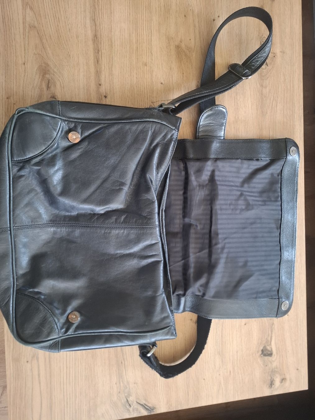 Maddison Taschen: Gepolsterte Leder-Umhängetasche – Gebraucht aus Windisch von kat_7ghj 1