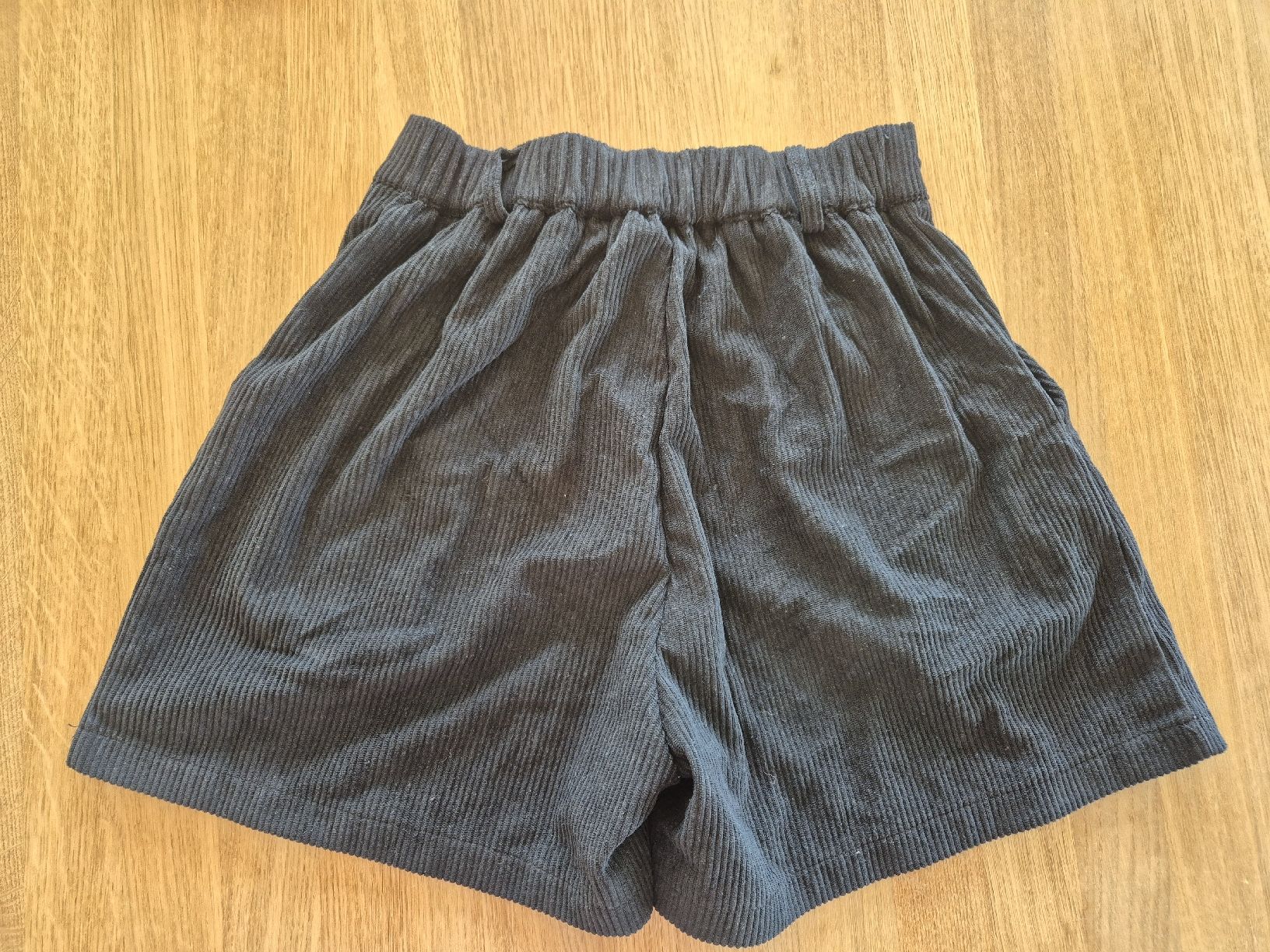 Pantaloni: Schöne Cord Shorts – Usato da Bern venduto da miruslav 1