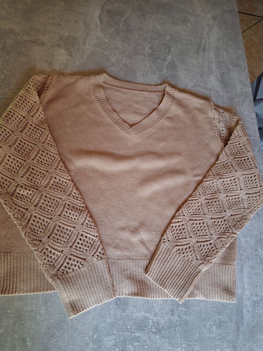 Pulls & Sweat-shirts: Pull col en V taille L manches ajourées – D'occasion à Villiers par san_jn5w