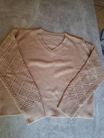 Pull col en V taille L manches ajourées