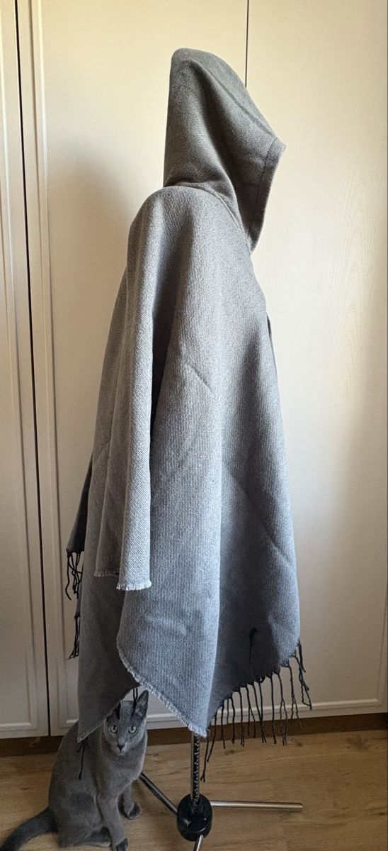 Costumes: Kapuzenumhang Grau  – Neuf (Voir description) à Oensingen par Chicotus 2