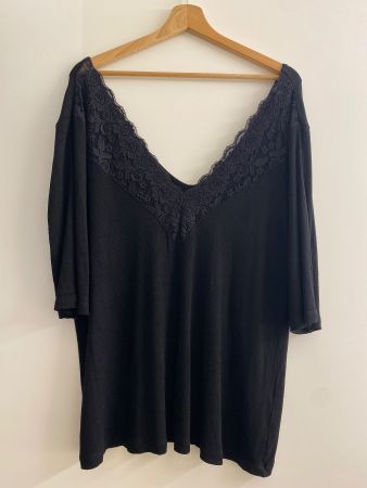 Asos T-Shirt mit Spitzenbesatz schwarz Gr. 54