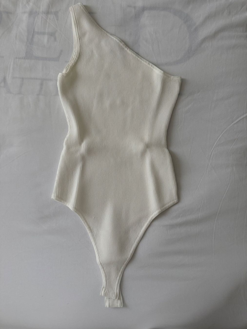 Bershka Top: Einarmiger Body in weiss – Usato da Zürich venduto da nat_9yf2