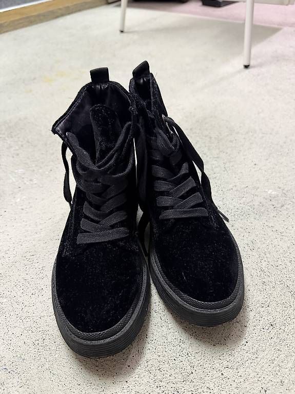 Chaussures femmes: SCHWARZE HIGH-TOP STIEFEL MICHAEL KORS – D'occasion à Märstetten par sha_9p7c