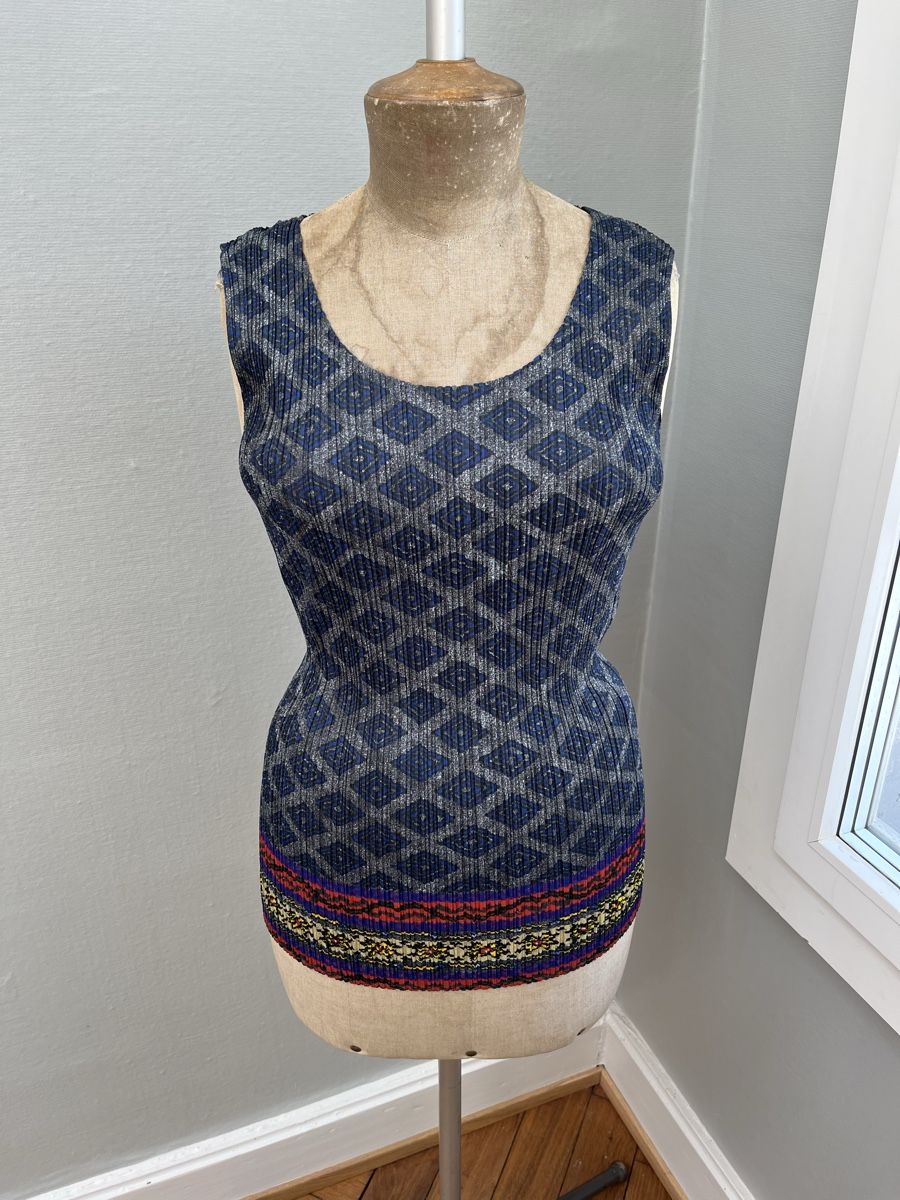 Issey Miyake Top: Issey Miyake Pleat Please Top – Usato da Basel venduto da and_bc5b
