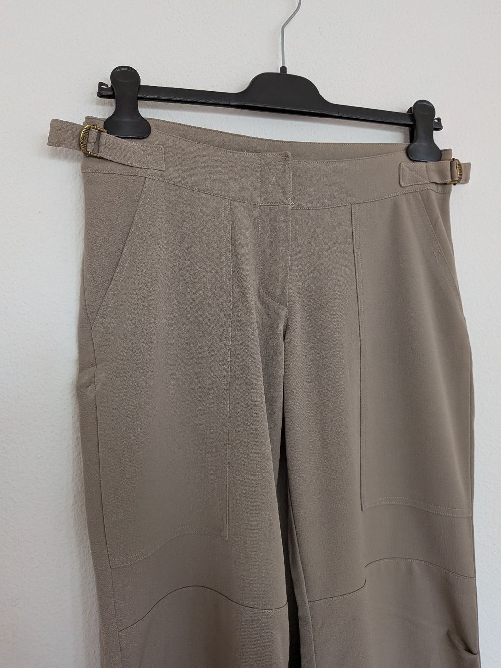 Yes Or No Pantaloni: Beige Hose mit Schnallen Gr 38 – Usato da Basel venduto da JJ.Elena