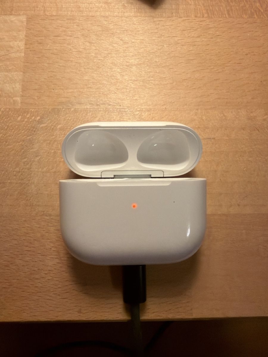 Apple Ladegerät: Ladehülle AirPods Pro 3. Generation – Gebraucht aus Bern von jeanine_bieri 3