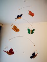 Schmetterling Mobile aus Holz in Regenbogenfarben