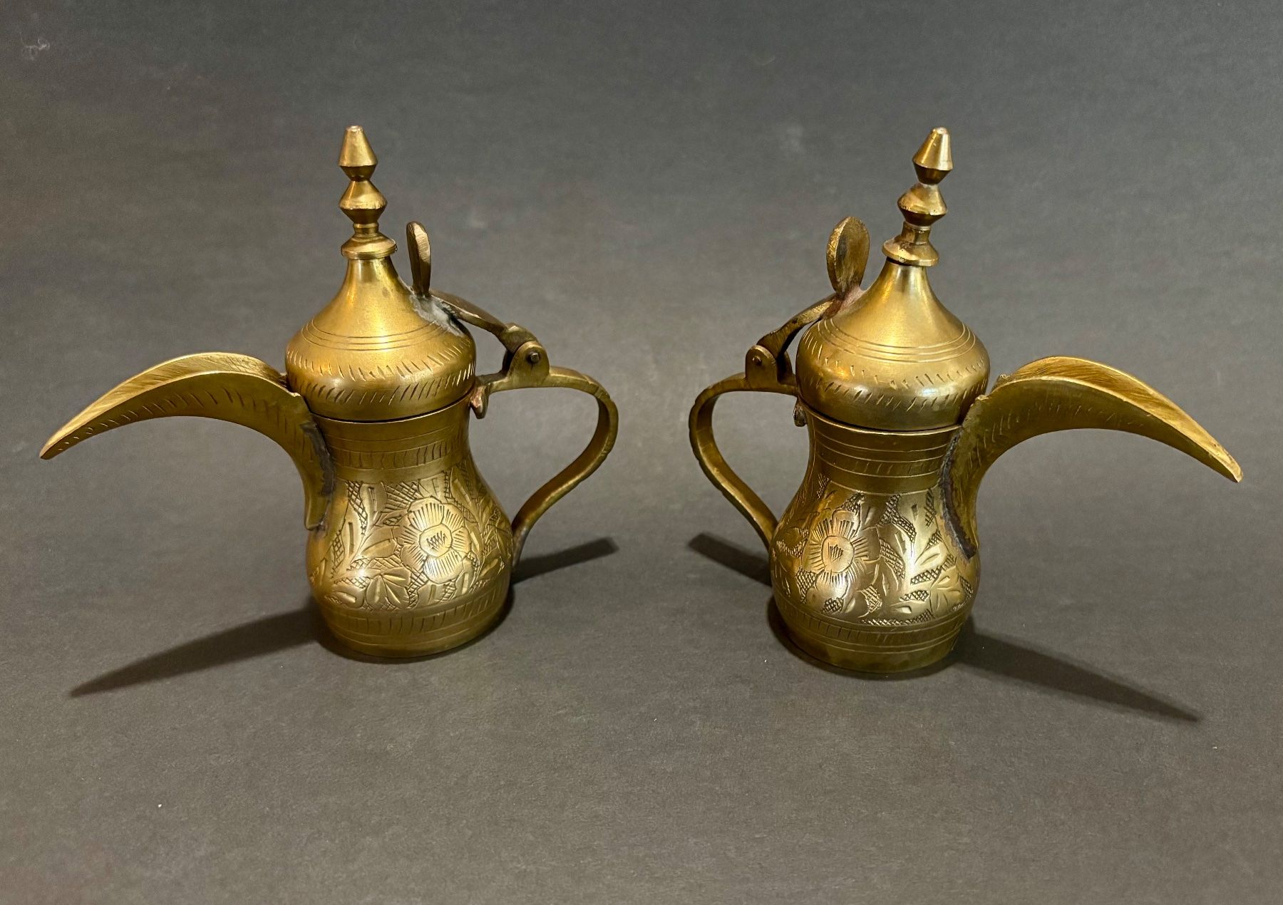 Teiere: Vintage Messing Dallah Kaffeekannen Set - Deko – Usato da Root venduto da ENGLAND-TREASURES