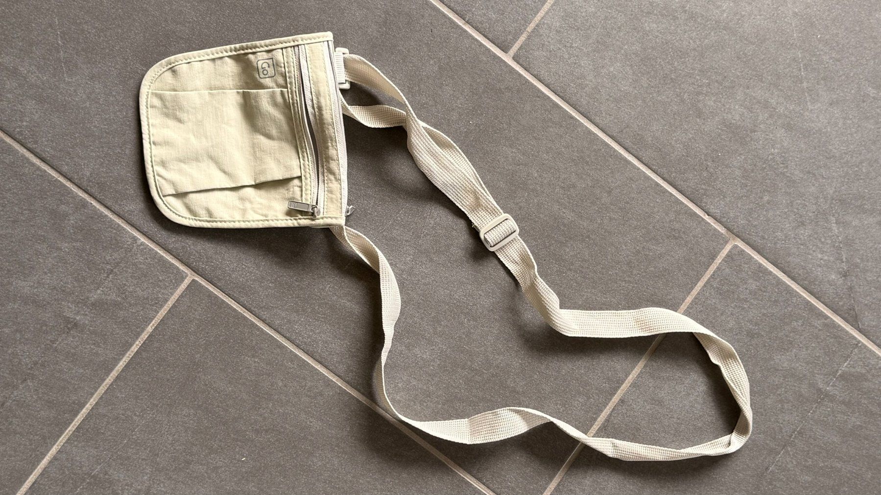 Borse: Reisebeutel-Umhänge-Brust-Tasche – Nuovo (secondo la descrizione) da Lommis venduto da manmarmi 1