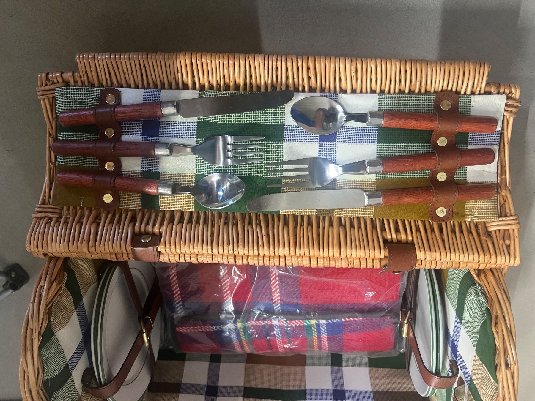 Sonstiges für Haushalt & Wohnen: Picknick Korb (neu) mit Decke, Teller, Besteck – Neu (gemäss Beschreibung) aus Bellach von Fschoenbaechler 4