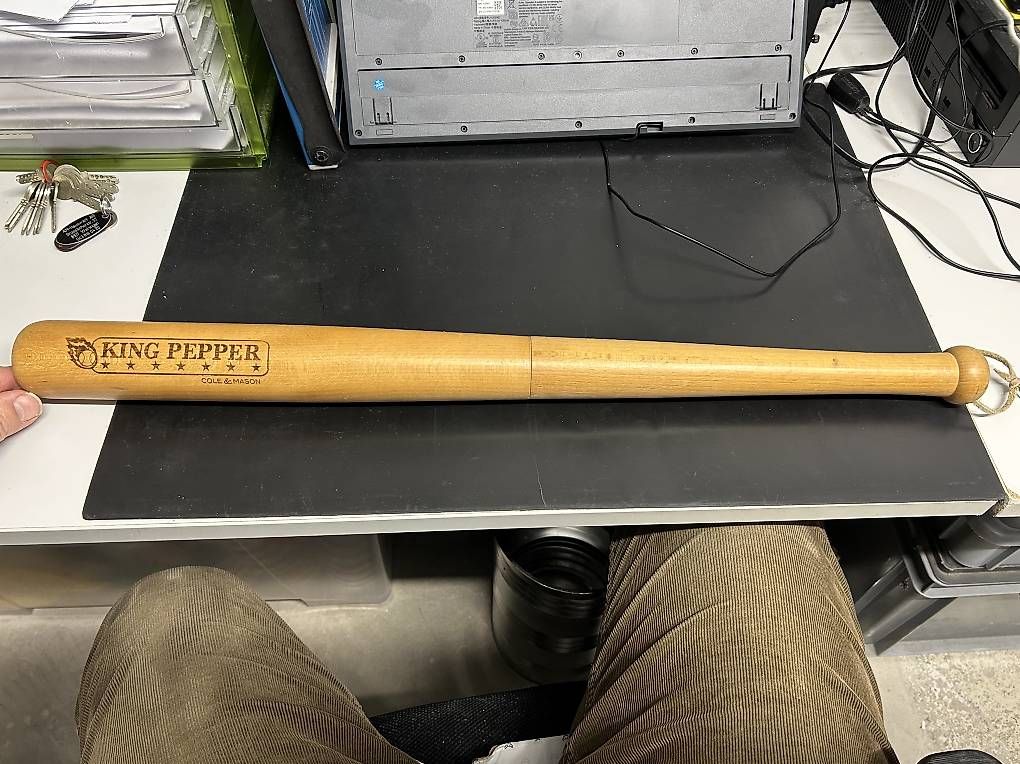 Geschirrsets: King Pepper Pfeffermühle 70 cm lang – Gebraucht aus Wettingen von GMB1 1