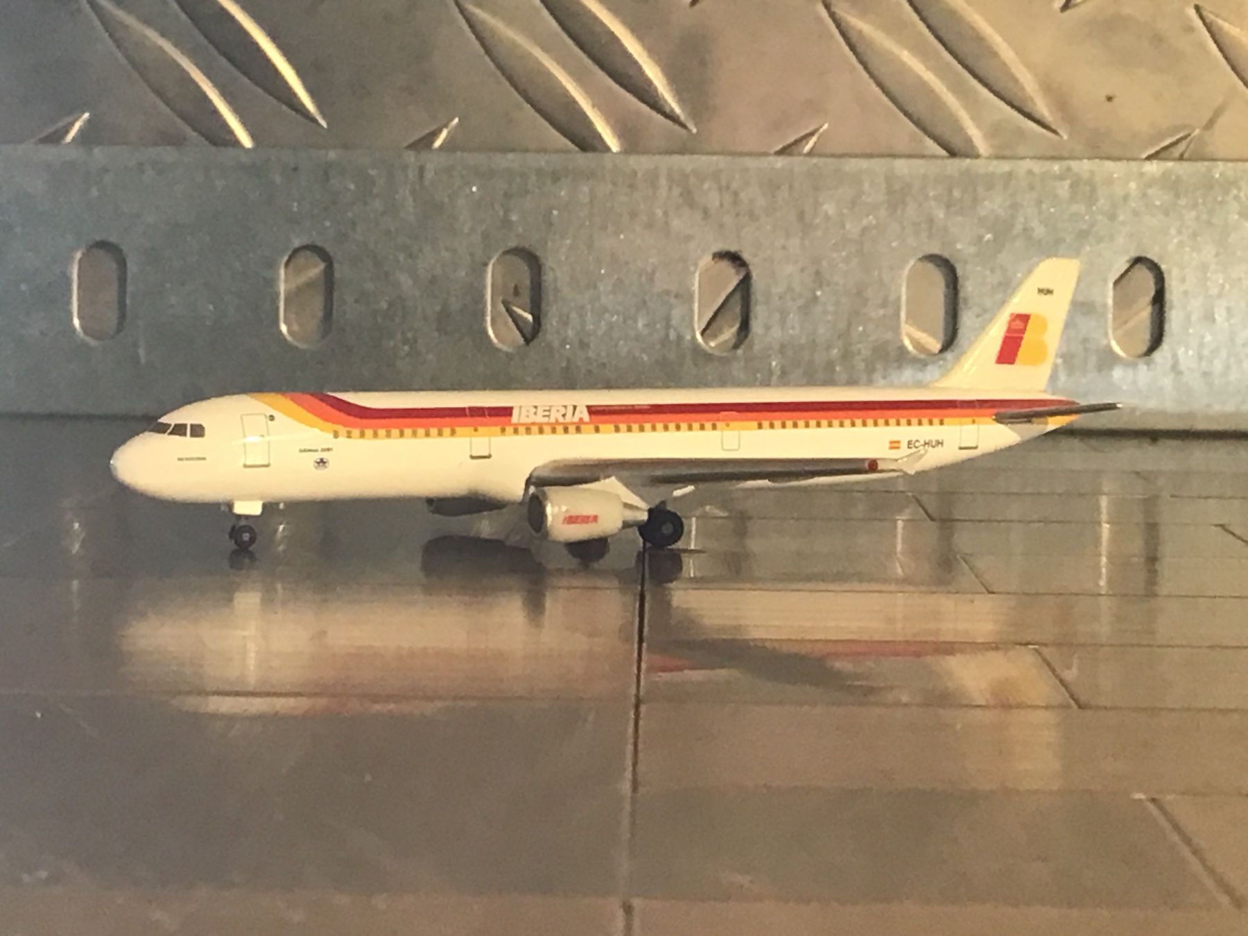 Herpa Kit di modellismo & Modellini statici: HERPA IBERIA AIRBUS A321 1/500 – Usato da Männedorf venduto da Spezial-Modelle 1