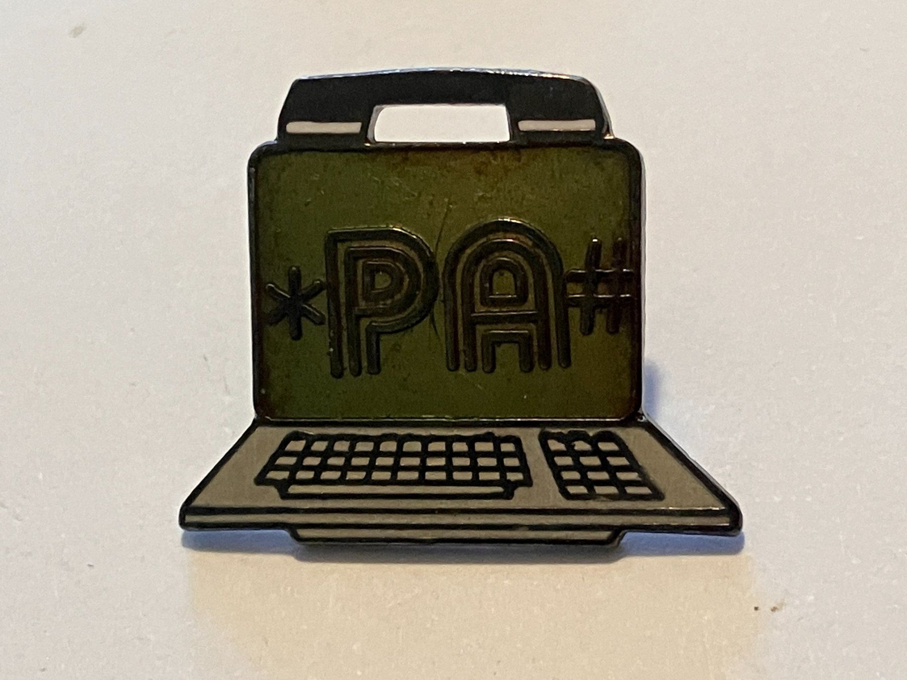Placchette & Badge: 1 Pin PA Computer – Usato da Basel venduto da djwwpp
