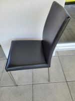 4 schwarze Stühle mit Lederbezug und Chromfüssen