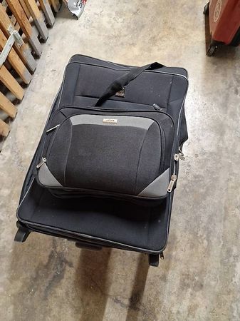 Grosser Reisekoffer mit Rollen inkl. passender Zusatztasche