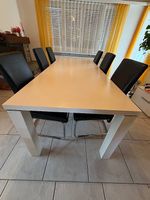 Tisch weiss (mit 6 Stühlen, falls gewünscht)