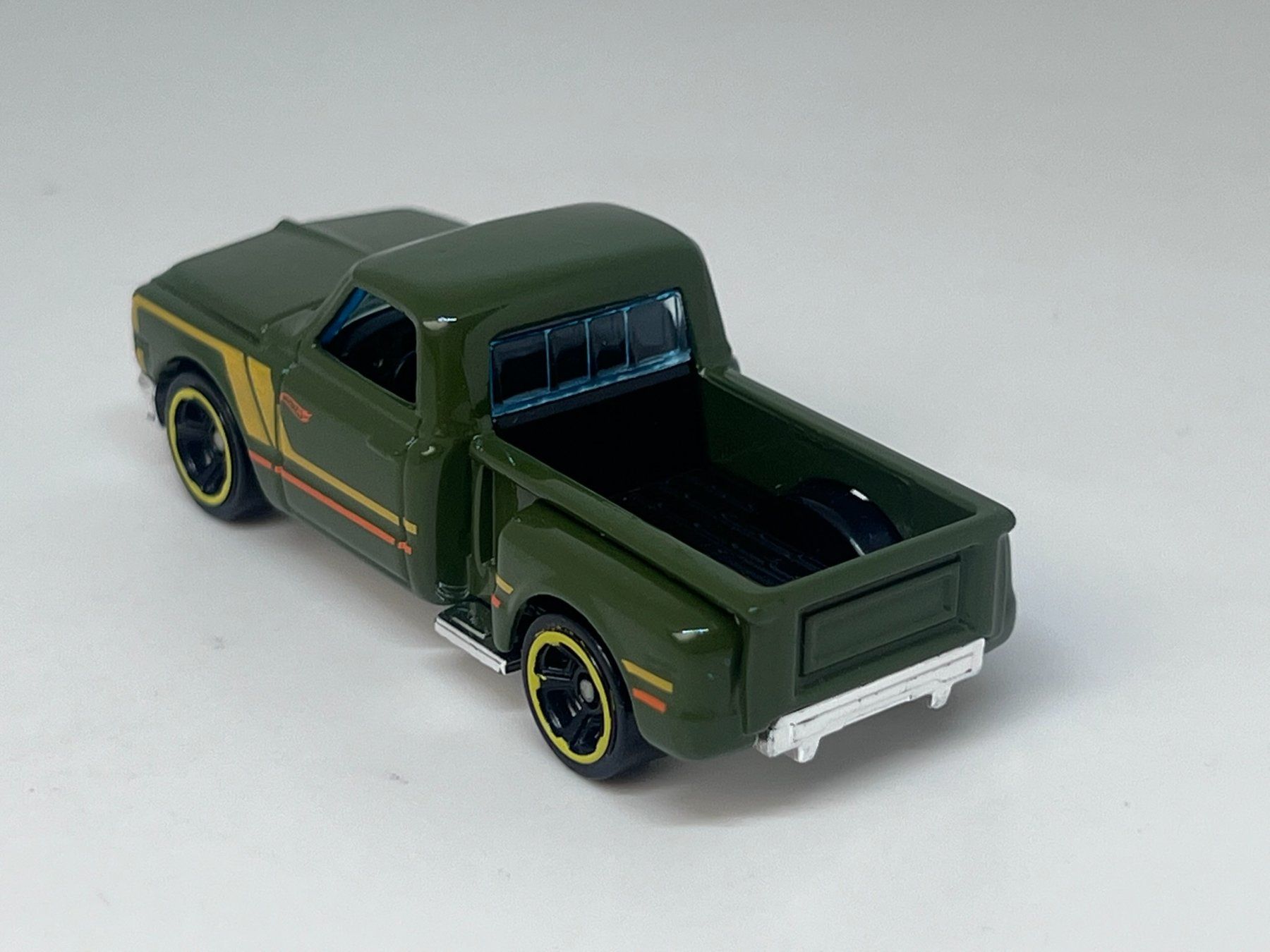 Hot Wheels Modellini d'auto: Hot Wheels '69 Chevy #453 – Usato da Wildegg venduto da LaaBoutique 2