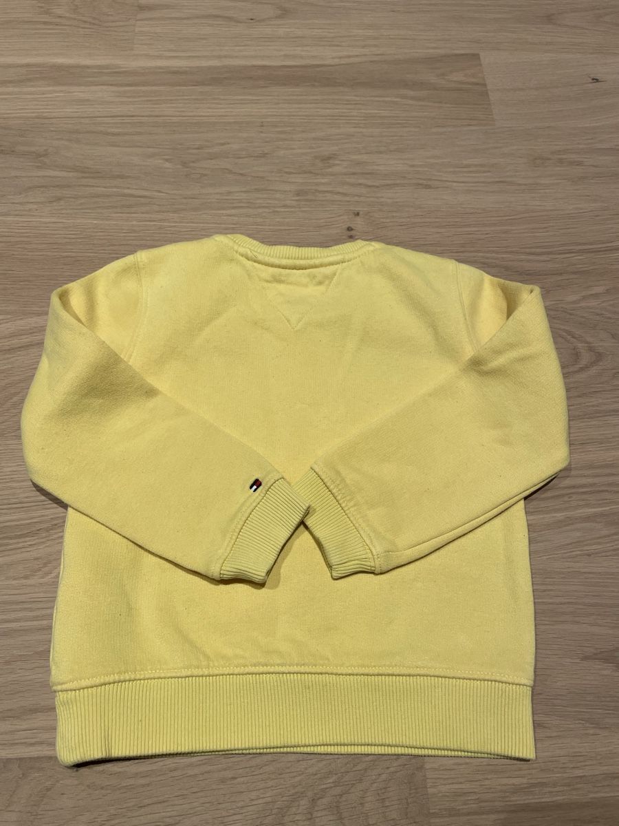 Tommy Hilfiger Maglioni & Felpe: Sweatshirt Tommy Hilfiger, Gr. 98, gelb – Usato da Trüllikon venduto da 3PFA 3