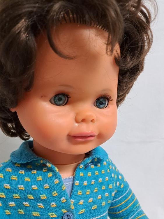  schöne, grosse, brünette Puppe 