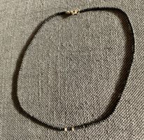 Schwarzem Edelstein mit Silber Verschluss