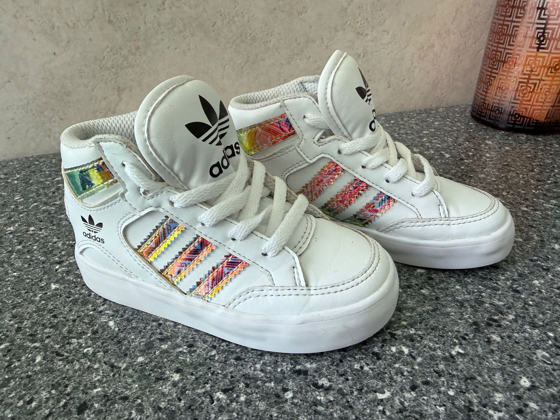 Adidas Chaussures filles: Adidas Kinder Halbschuhe weiss Grösse 25 – D'occasion à Basel par rol_x6gc 2