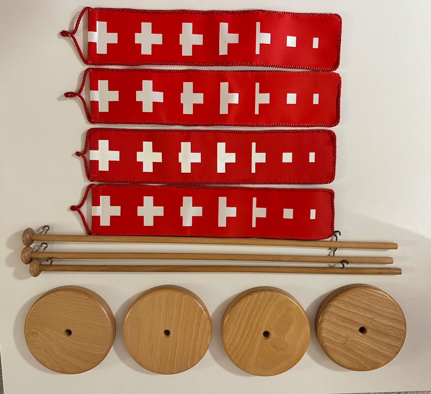 Tutte le decorazioni: Schweizer Wimpel Set 3 Stück mit Holzständer – Usato da Bülach venduto da Jubet 3