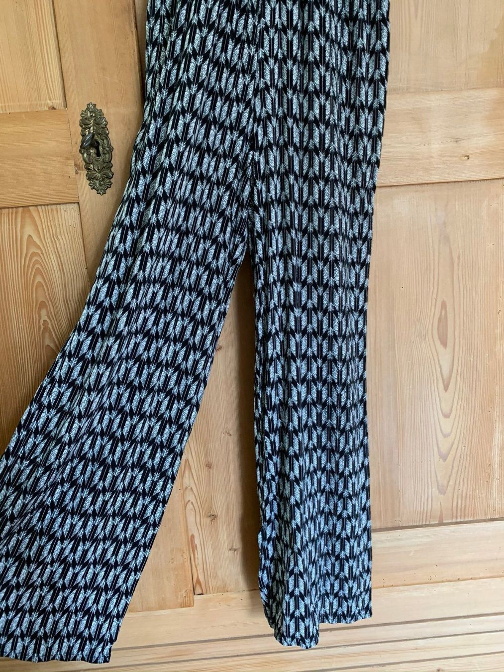 H&M Tute: Jumpsuit schwarz-weiss gemustert locker – Usato da Zürich venduto da Diazaio 1