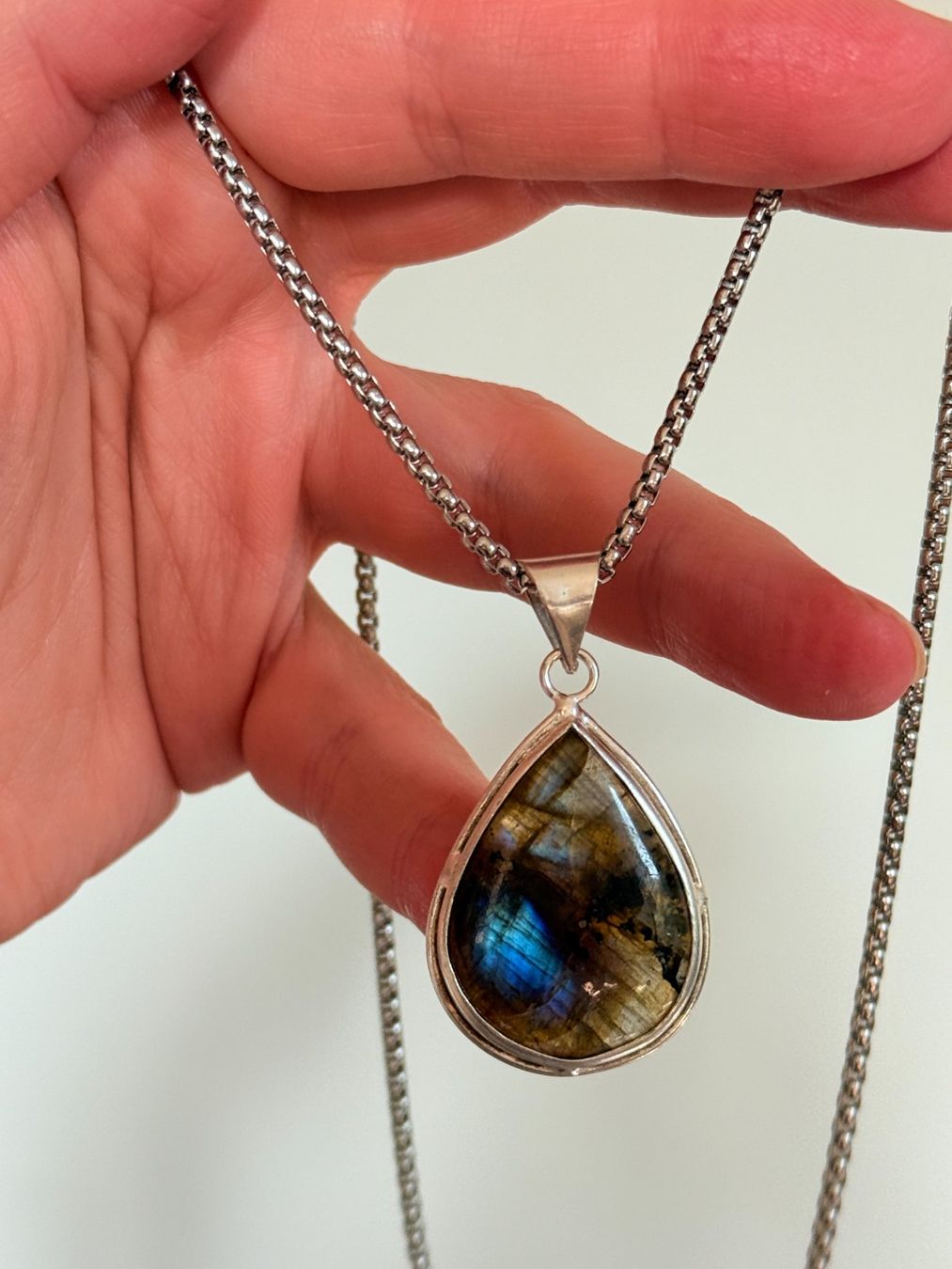 Catenine: Collier avec pendentif larme en labradorite – Nuovo e nell'imballaggio originale da Genève venduto da AGBERG 4