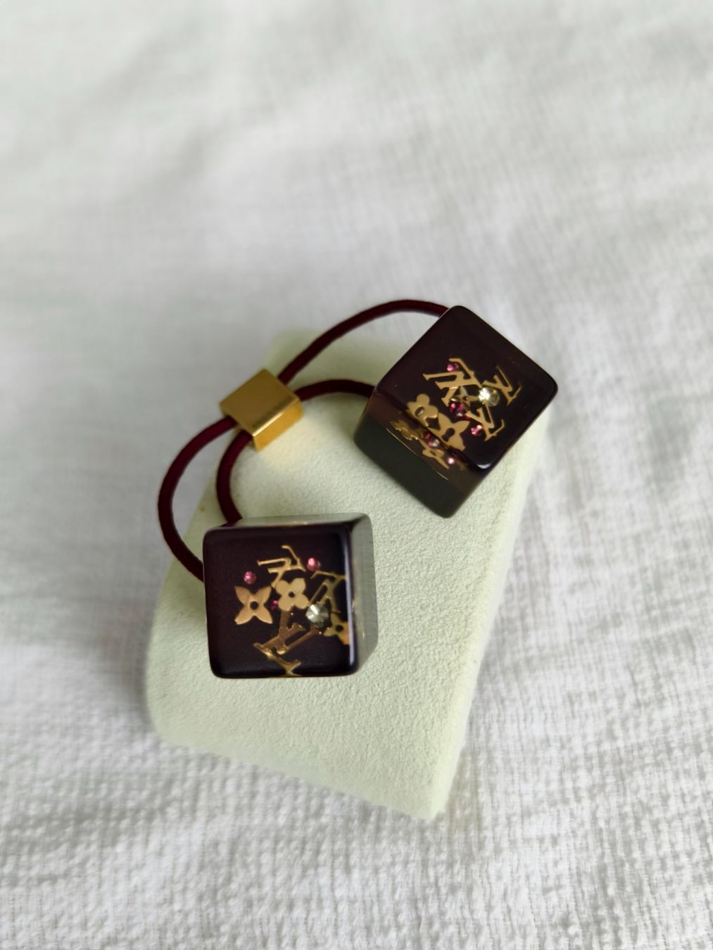 Louis Vuitton Accessori per capelli: Louis Vuitton(LV) original Hair Cube – Usato da Landquart venduto da Sioux0