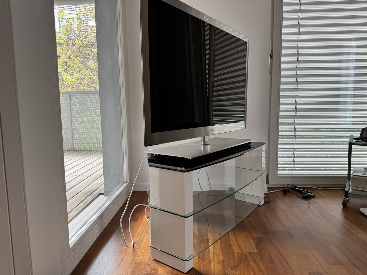 Televisori: Samsung TV mit Möbel – Usato da Euthal venduto da FredSZ 1