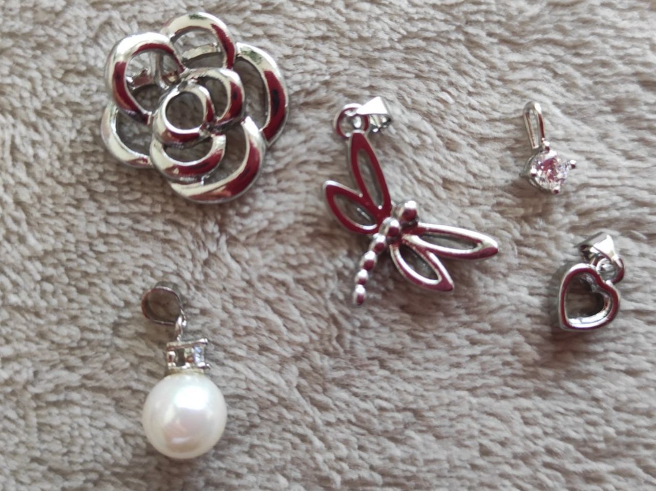 Ciondoli: Lot bijoux  5 petits pendentifs – Nuovo (secondo la descrizione) da Renens VD venduto da cla_7zv5