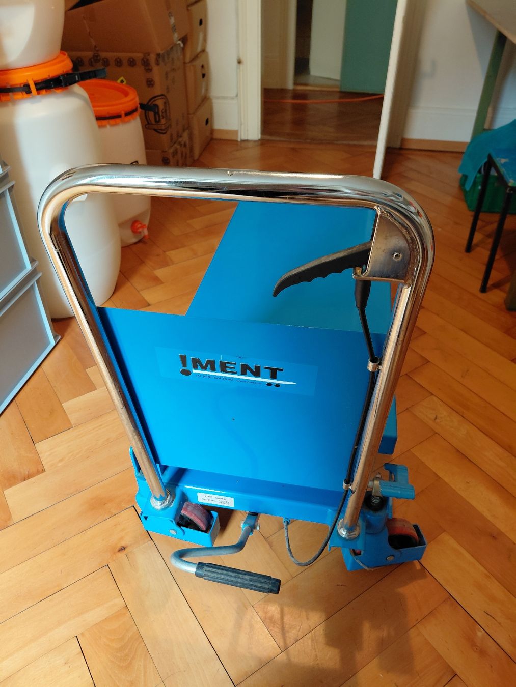 Hub & Switch: Scheren-Hubwagen, Tragkraft 800 kg – Usato da Nidau venduto da Philipp2560 1