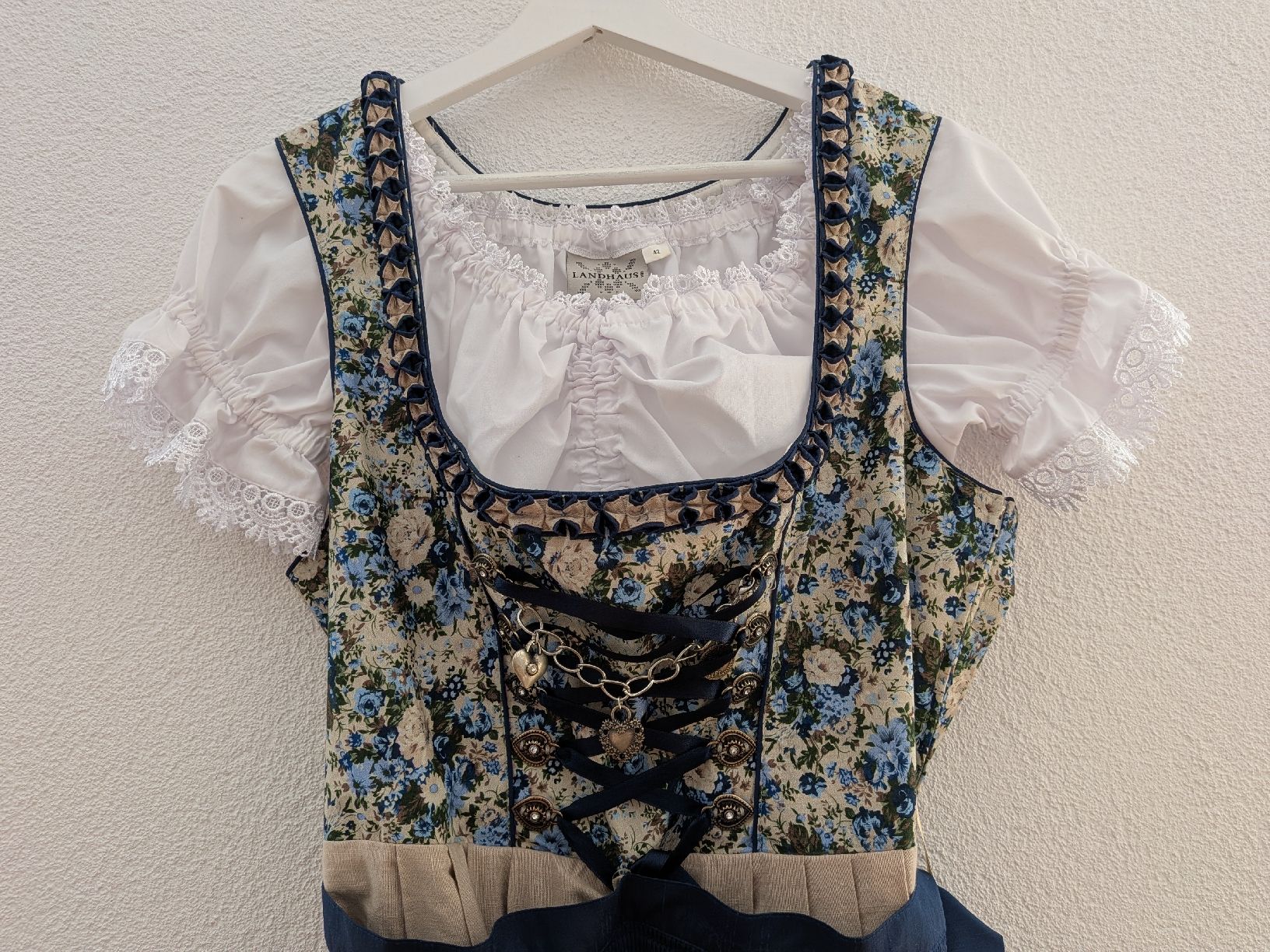 C&A Vestiti: Dirndl mit Bluse Gr. 42 – Nuovo (secondo la descrizione) da Läufelfingen venduto da cb90 1