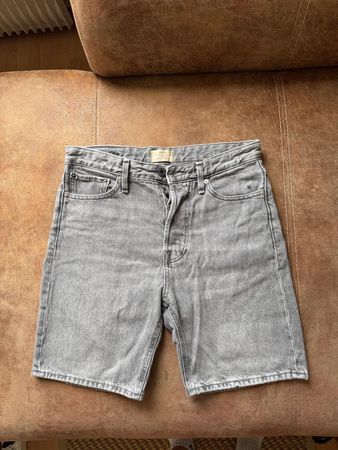 Graue Jeans kurz