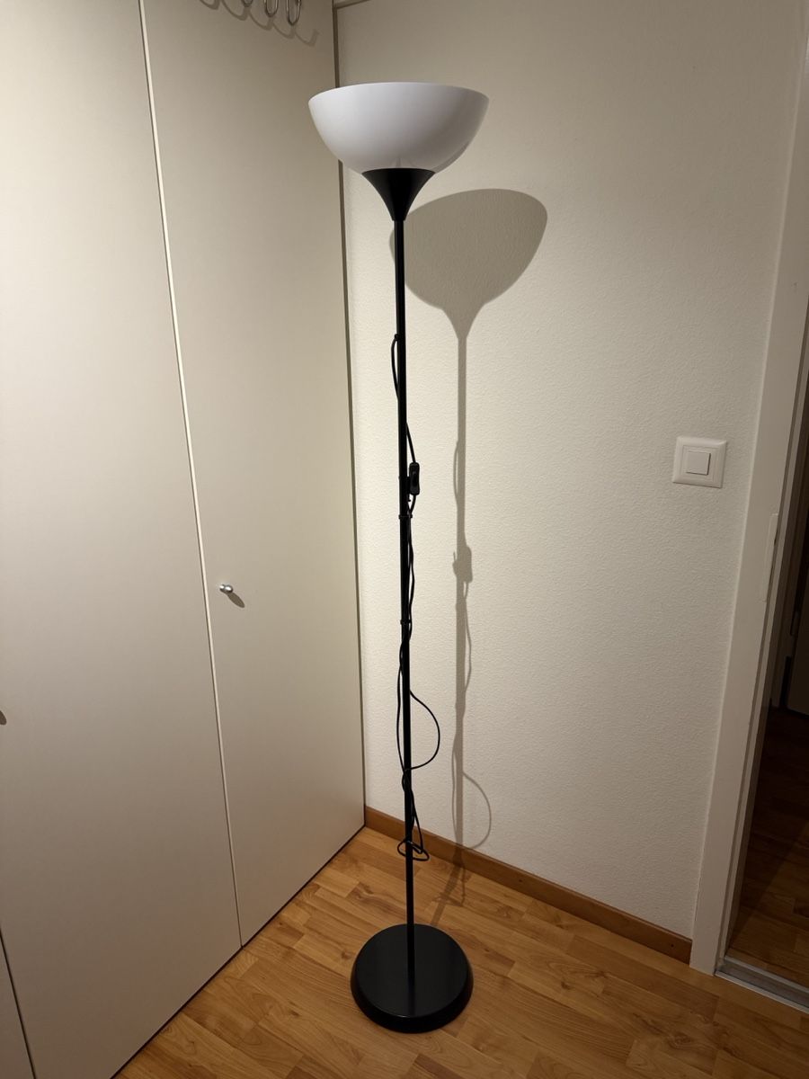 Ikea Lampade: Ikea Floor Lamp with light bulb – Usato da Zug venduto da djf_x958