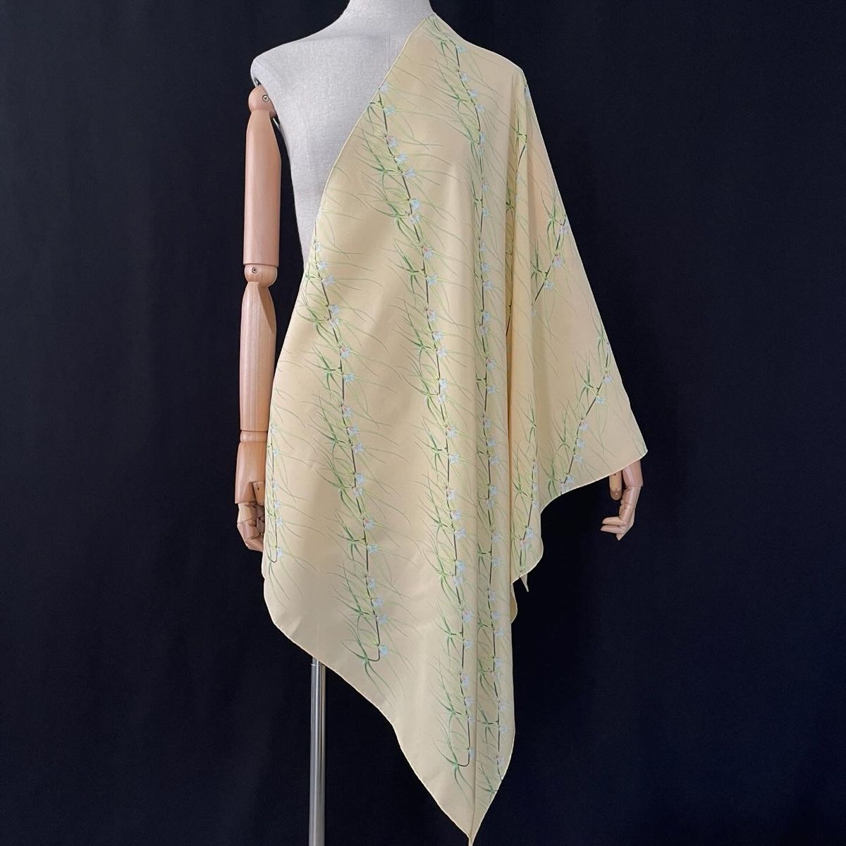 Fabric Frontline Foulard & Sciarpe: FABRIC FRONTLINE Silk Scarf – Nuovo (secondo la descrizione) da Emmen venduto da Avviivva_Com2023