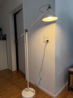 Verstellbare Stehlampe, Weiss/Gold - Ideal für Leseecke!