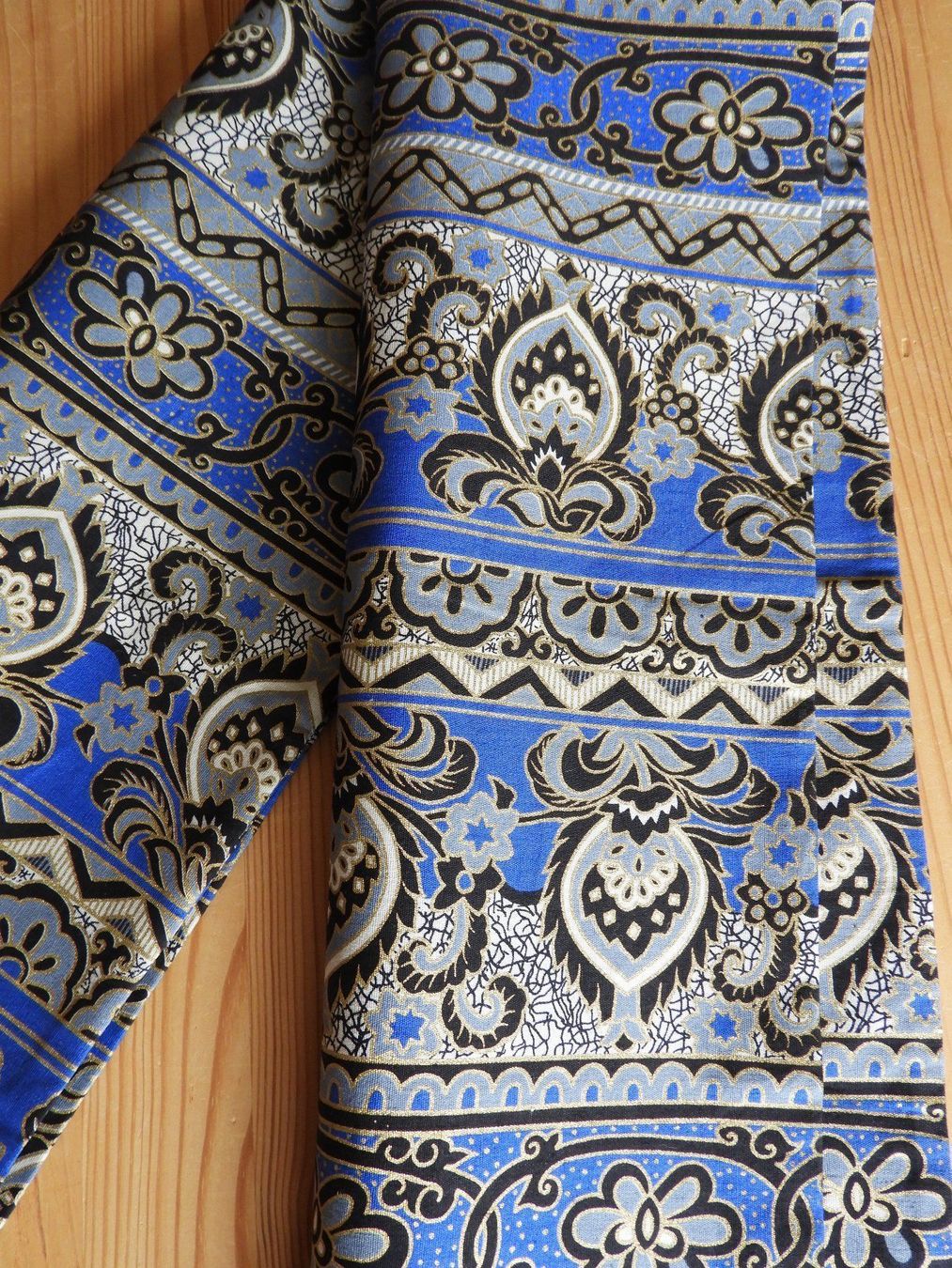 Foulard & Sciarpe: wunderschöner blauer Schal mit Goldprint NEU – Nuovo (secondo la descrizione) da Jona venduto da simongarden 2