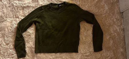 Dunkelgrüner Pullover
