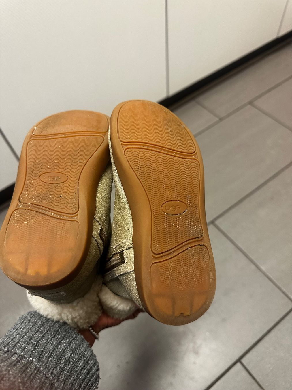 Ugg Scarpe per ragazze: UGG Girl Boots gr.28.5 – Usato da Zürich venduto da Bybyana 2