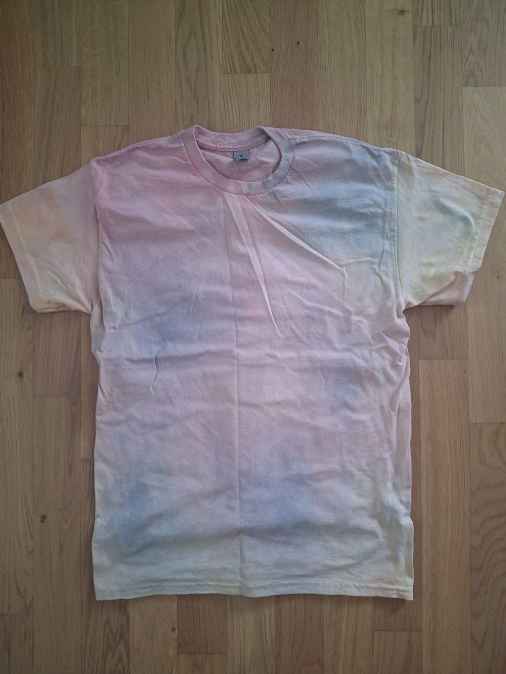 T-shirt: Batik T-Shirt – Usato da Luzern venduto da gab_726g