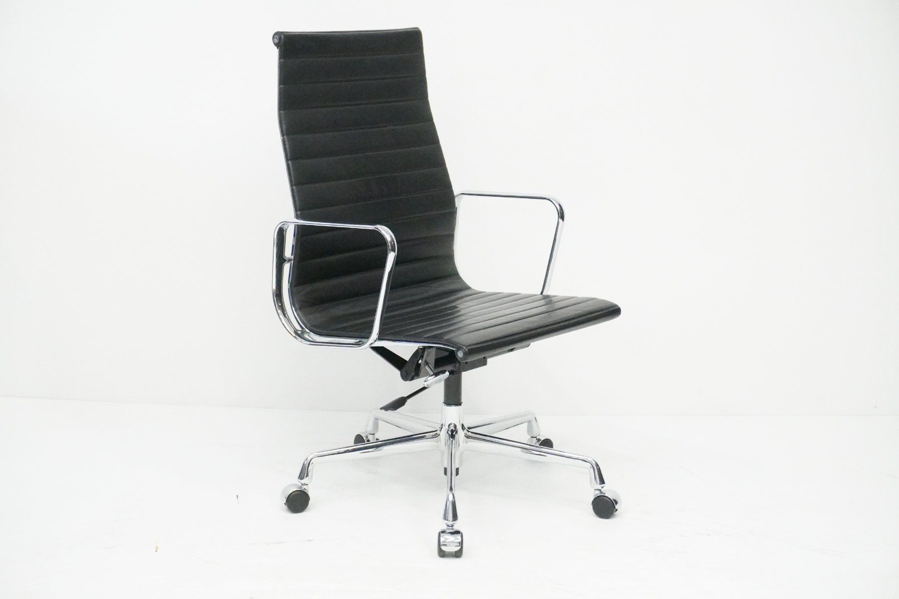 Vitra Sedie: Vitra Eames Alu Chair EA119 Leder Designklassiker – Usato da Bad Zurzach venduto da QLASSIQ 1