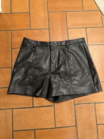 Stradivarius Shorts Lederoptik schwarz Grösse EU 42
