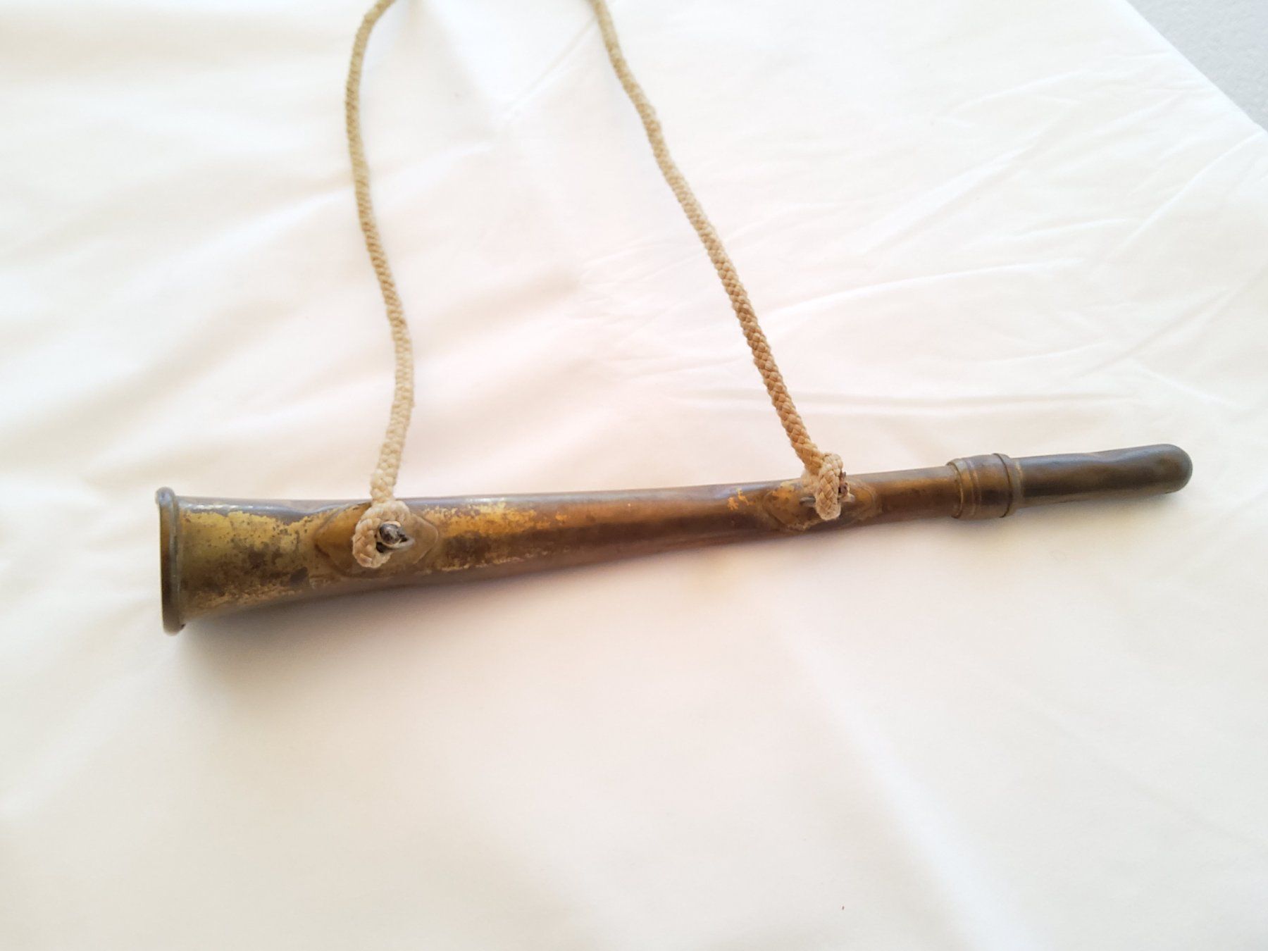 Tutti gli attrezzi: Antique cor de chasse avec cordelette  – Usato da Malleray venduto da Broc-Mo 1